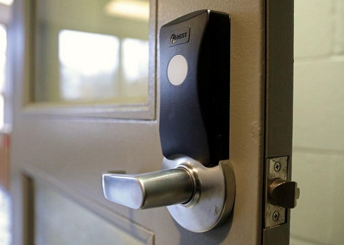 Lam-the-nao-an-ninh-truong-hoc-co-the-duoc-cai-thien-bang-cach-su-dung-khoa-van-tay